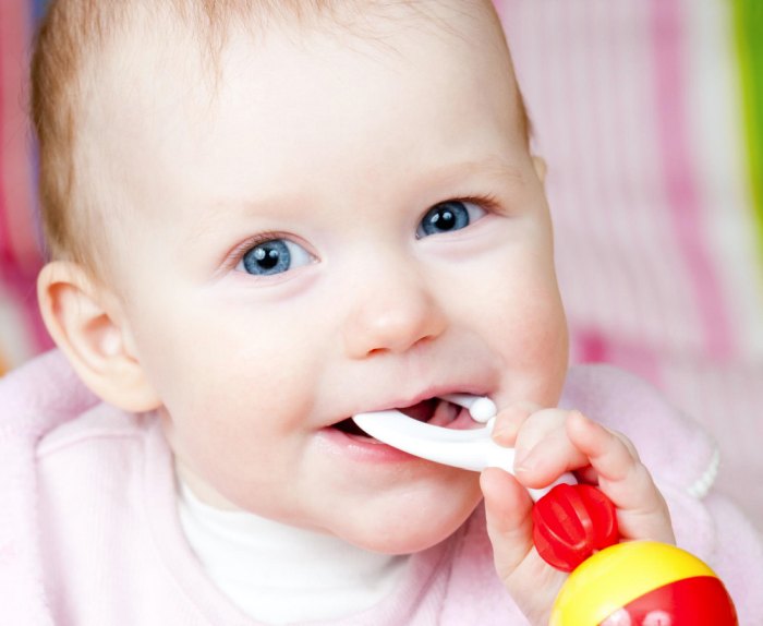 Ząbkowanie u niemowląt – Jakie są typowe objawy i jak z nimi radzić sobie